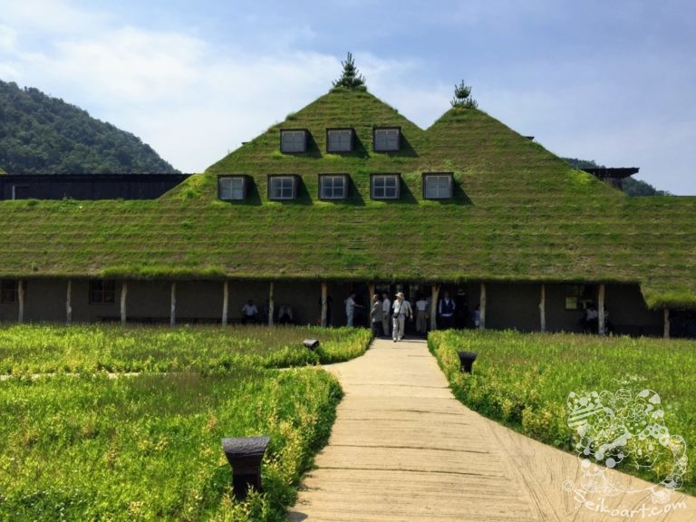 【ラコリーナ近江八幡】ジブリ的世界観の建造物の正体は「たねや」と「CLUB HARIE クラブハリエ」のフラッグシップ店だった！