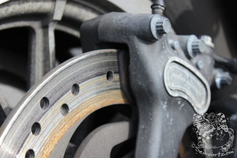 【ハーレーのリアブレーキパッド交換】交換時期をあやまるとこうなります・・・