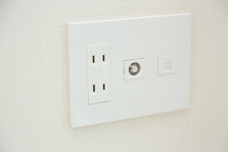 コンセントの穴を見つめて大発見！?