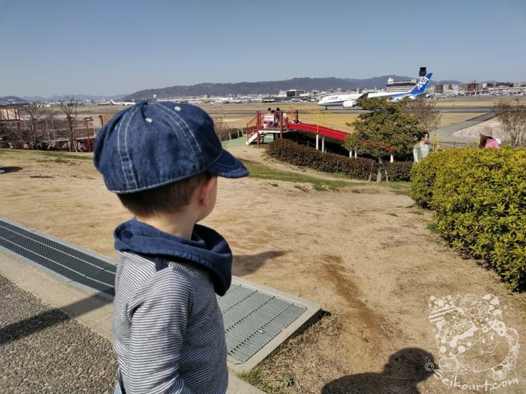 伊丹空港スカイパークで大迫力の飛行機を初めて見た１歳の息子