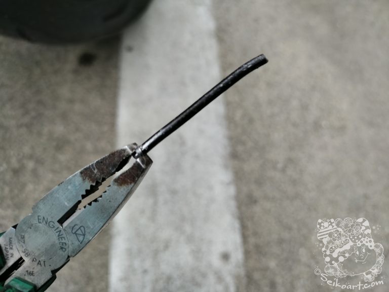 【パンク修理】バイクのタイヤに刺さっていた釘。